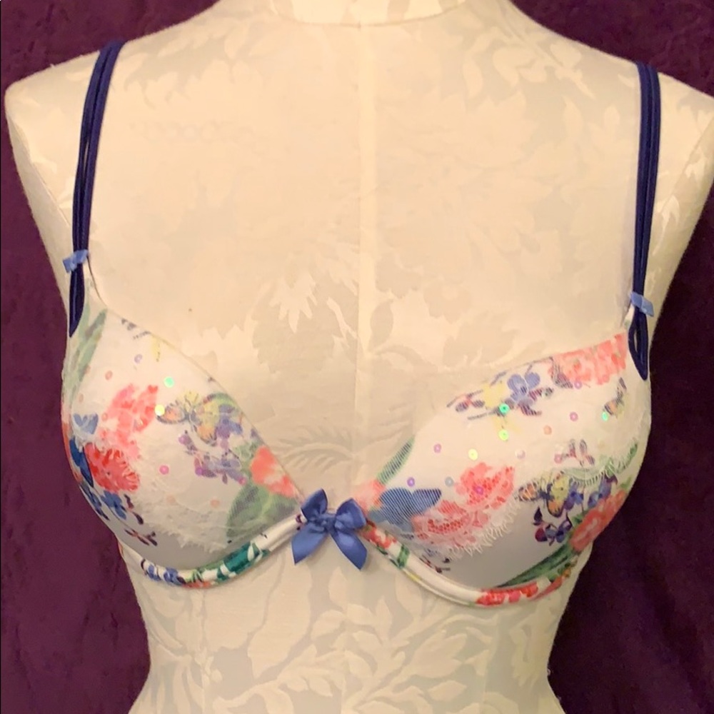 VS bra 32d. New w/o tag. Multicolor. Super cute